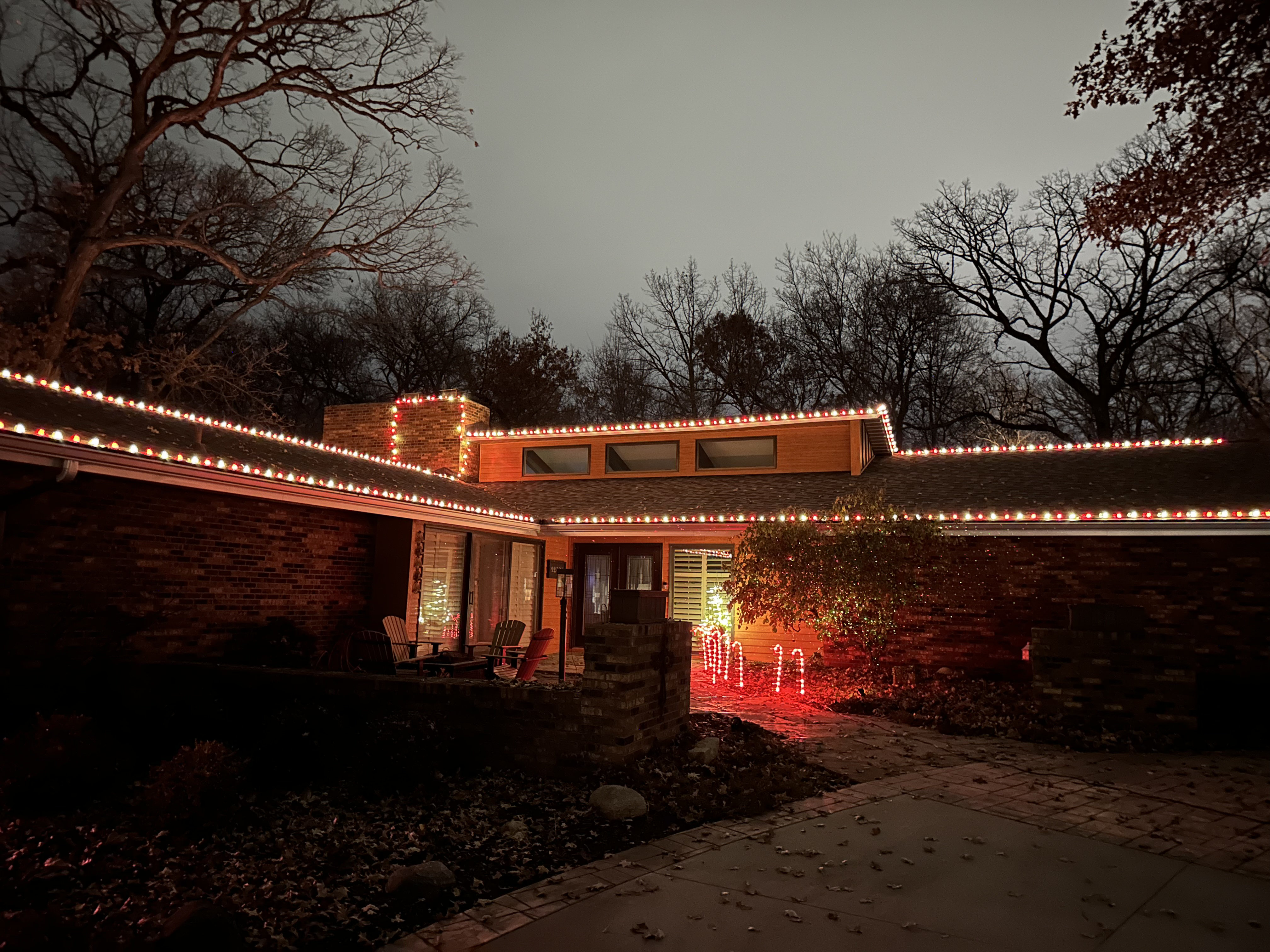 Custom holiday lighting service Des Moines area